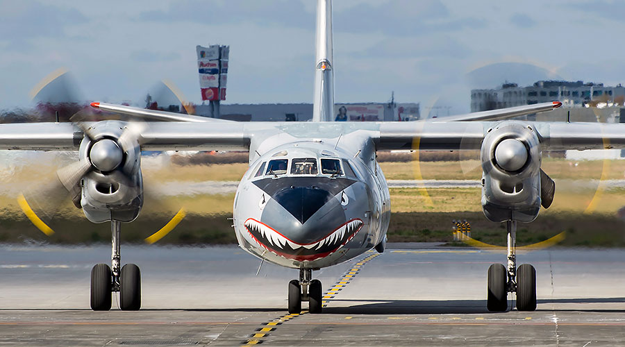 Акулья пасть на самолете Ан-26 из боевика «Неудержимые-3»