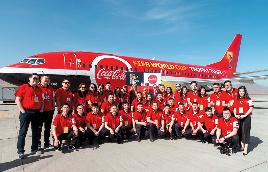 Боинг-737 в специальной ливрее FIFA 2022 World Cup Trophy Tour